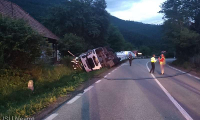 Accident grav la Grințieș. Un camion plin cu apă minerală s-a răsturnat
