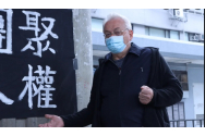 Protest în fața unei închisori din Hong Kong. Un preot cere eliberarea celor 200 de persoane arestate în 2020