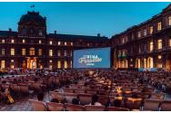 Curtea muzeului Luvru din Paris a devenit un uriaș cinema în aer liber