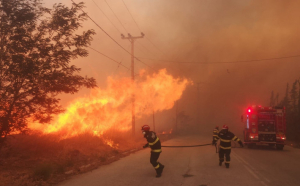 Nouă sate din apropiere de Atena, evacuate din cauza unui incendiu. Pompierii români ajută la stingerea flăcărilor