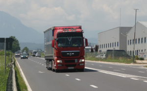 Restricţii de circulaţie pentru camioane, pe drumurile naţionale din 15 judeţe din sudul ţării, din cauza codului portocaliu de caniculă