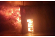 Incendiu de proporții la o fabrică din Mizil. 30 de pompieri încearcă să stingă flăcările