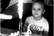 O fetiță de 4 ani a murit în autobuzul care o ducea la grădiniță. Ea a fost uitată în mașină mai bine de șapte ore