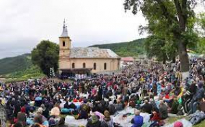 În ciuda furtunii, zeci de mii de oameni sunt în pelerinaj pe dealul Mănăstirii Nicula