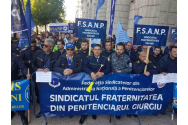 În jur de 500 de reprezentanţi ai sindicatelor din Poliţie şi Penitenciare protestează în faţa Guvernului