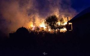 Incendiu la Botoșani. Arde o casă din Dersca