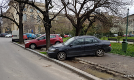 Legea privind ridicarea mașinilor parcate pe trotuar a primit raport favorabil în Camera Deputaților