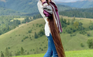 O femeie din Ucraina nu și-a mai tuns părul de 9 ani