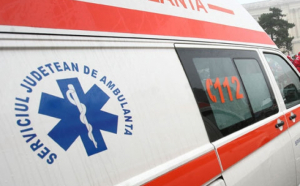 Explozie într-un bloc la Vatra Dornei: o femeie rănită, cel puțin 16 apartamente afectate și două autoturisme avariate