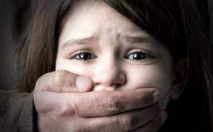 Un adolescent din trei nu ar avea încredere să vorbească cu părinţii dacă ar trece printr-un abuz sexual