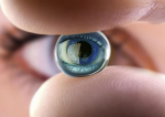 Medicii din Italia au realizat primul implant de retină artificială. Pacientul are 91 de ani