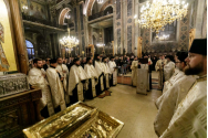 GALERIE  FOTO - Peste 3.000 de pelerini s-au închinat la racla Sfintei Parascheva