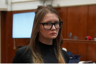 Falsa milionară ruso-germană Anna „Delvey” Sorokin a fost eliberată din închisoare. Povestea ei a fost subiect de serial pe Netflix