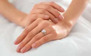 Motivul pentru care inelul de logodnă se poartă pe degetul inelar. Ce semnificație ascunde acest obicei vechi