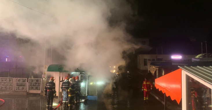 Incendiu la un chioșc din Pașcani. Pompierii intervin de urgență