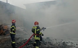 Incendiu la o topitorie din Slatina. 20 de pompieri au intervenit pentru stingerea focului