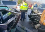 VIDEO: Autorităţile din Brasov, luate prin surprindere de vreme. 15 mașini s-au ciocnit pe un pod, pe DN1. În accidentul în lanț a fost implicată și o ambulanță