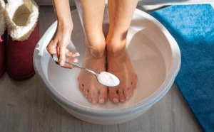 De ce e bine să-ți speli picioarele seara cu bicarbonat de sodiu