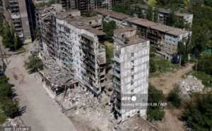 Ocupanţii ruşi vor să demoleze 950 de blocuri din Mariupol