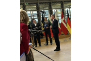 Ministrul de Interne al Austriei a pus bodyguarzii sa-i tina la distanta pe jurnalistii romani