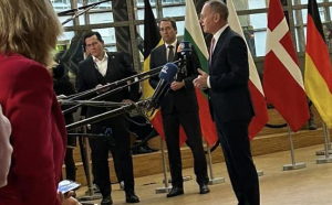 Ministrul de Interne al Austriei a pus bodyguarzii sa-i tina la distanta pe jurnalistii romani