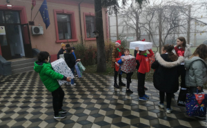 GALERIE FOTO - Daruri pentru copiii de la Țibănești din partea elevilor de la Școala Junior