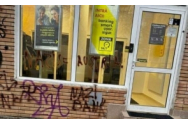 Sucursală Raiffeisen, vandalizată: 'Nazi bank' / Poliția Română a început o anchetă