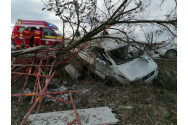 Accident grav la Neamț - un șofer s-a strivit de un copac