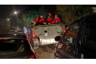 Moşi care făceau un tur al barurilor în Cornwall de Crăciun au rămas blocați într-un vehicul blindat