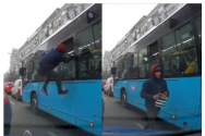 Sătul să aștepte în trafic, un călător a sărit de pe un geam dintr-un autobuz, la București