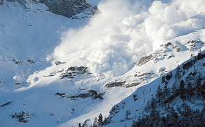 Avalanșă într-o stațiune din Austria. Zece oameni au fost prinși sub zăpezi