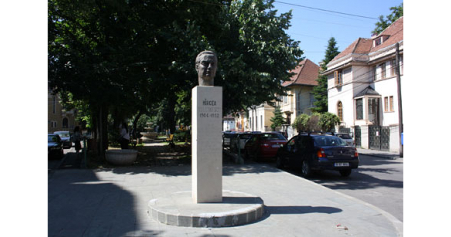 bust-Mircea-Vulcanescu-Piata-Sf-Stefan-Bucuresti