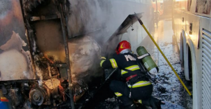 Un autobuz din Piatra Neamț a luat foc