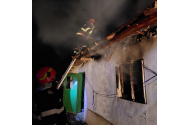FOTO: O bătrână din Pârcovaci a murit, arsă de vie, în propria casă. Jarul care a sărit din sobă a aprins întreaga locuinţă