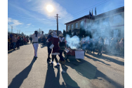 VIDEO: Tradiții inedite în ajun de anul nou, în comuna Focuri. Cetele de tineri au încântat străzile, îmbrăcați haios și cu urări de bine pentru săteni
