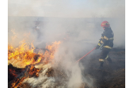  FOTO: Pompierii incearca de cateva ore sa stinga un incendiu la un depozit de furaje din Fantanele