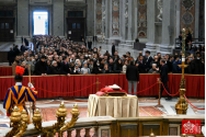 Mii de credincioși i-au adus un ultim omagiu Papei Benedict