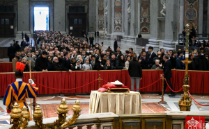 Mii de credincioși i-au adus un ultim omagiu Papei Benedict