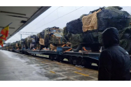 Un tren cu blindate turcești trimise pe frontul din Ucraina a fost filmat în tranzit prin România
