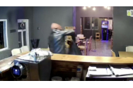 VIDEO. Barman bătut și jefuit de trei bărbați care purtau cagule 