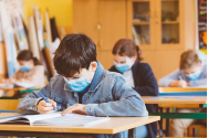 Elevii şi preşcolarii se întorc la şcoală, sub amenințarea gripei