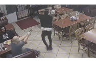 VIDEO: Momentul în care un bărbat care lua masa la un restaurant din Texas împușcă mortal un hoț înarmat și le înapoiază banii clienților