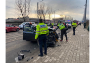 Accident violent pe strada Aurel Vlaicu: o persoană a rămas încarcerată (VIDEO)