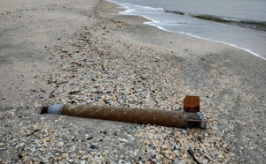   Bucata dintr-o rachetă rusească, găsită pe o plajă din România