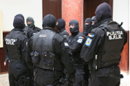 Percheziții la Bacău în dosarul polițistei bătute de un adolescent