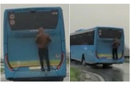 Momentul nebunesc în care un tânăr din Italia călătoreşte agăţat de spatele autobuzului, filmat de un şofer. Nu avea bilet sau făcea ''bus surfing''