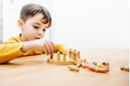Copiii cu autism pot fi recuperați dacă înceă terapia foarte devreme