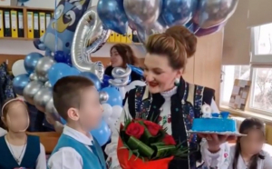 Ziua unui elev din Bacău, sărbătorită la școală cu o cântăreață și animatori. Explicațiile directorului