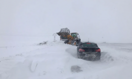 Drumuri blocate de zăpadă, la Galați