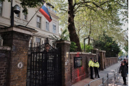  Un uriaș steag ucrainean, vopsit în fața Ambasadei Rusiei la Londra